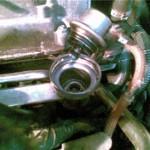 1. Перед демонтажем коллектора необходимо снять клапан давления бензина.