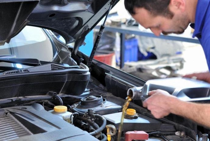 После приобретения подержанного автомобиля стоит заменить масло
