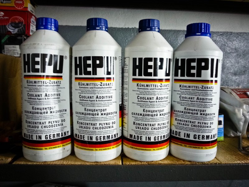 Четыре литровых бутылки синего концентрата Hepu