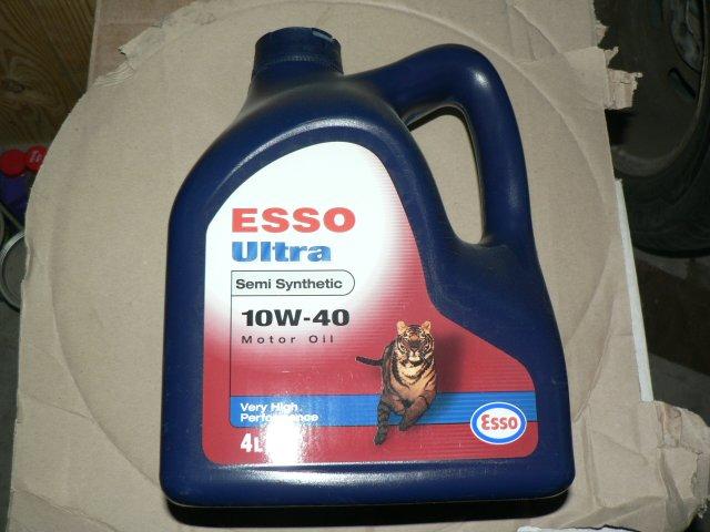 Моторное масло Ессо Ultra 10W-40 в четырехлитровой канистре