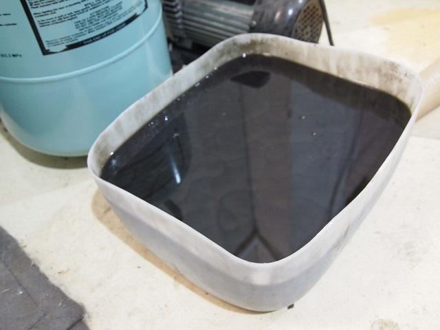 Моторное масло после длительного использования теряет нужную консистенцию и цвет