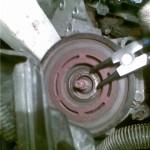 5. При помощи съемника или отвертки осуществите демонтаж стопорного кольца.