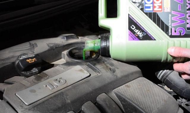 Заливка жидкости Liqui Moly 5w30 Molygen