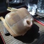 Также демонтируйте расширительный бачок для хладагента и полностью прочистите его. Важно, чтобы в бачке не осталось следов смазывающей жидкости.