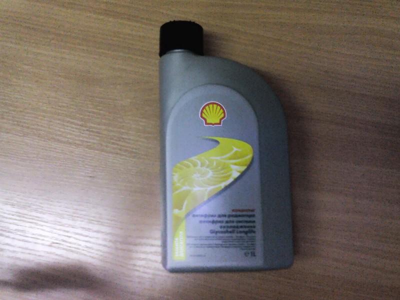 Охлаждающая жидкость Shell синего цвета в литровой упаковке