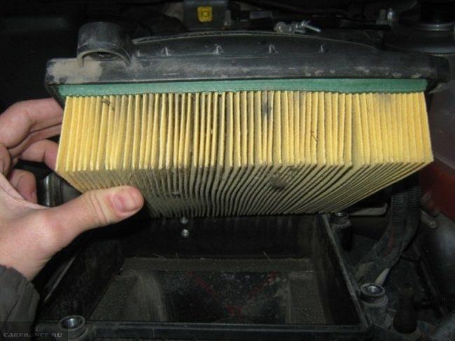 Загрязненный воздушны фильтр ВАЗ-2114 крупным планом