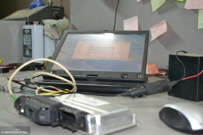 ЭБУ ВАЗ-2112 подключенный к ноутбуку