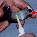 Новый вкладыш следует смазать моторной жидкостью перед установкой.