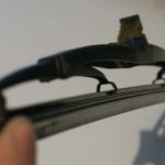 Демонтируйте дворник или отведите его от стекла.