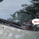 Место монтажа под лобовым стеклом