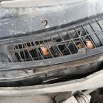 Открутите решетку воздухосборника.