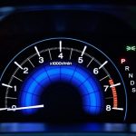 Тахометр на приборке авто