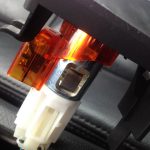 Подогнуть медные усики.