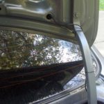 Протяните кабель к лампе заднего хода.