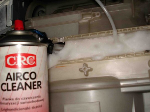 Очистка кондиционера автомобиля с помощью пены