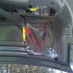 Запитайте гаджет, подключив все необходимые провода.