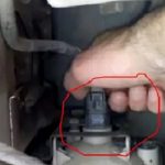 Отсоединяем штекер с проводами.