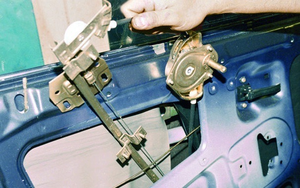 Замена стеклоподъемника 